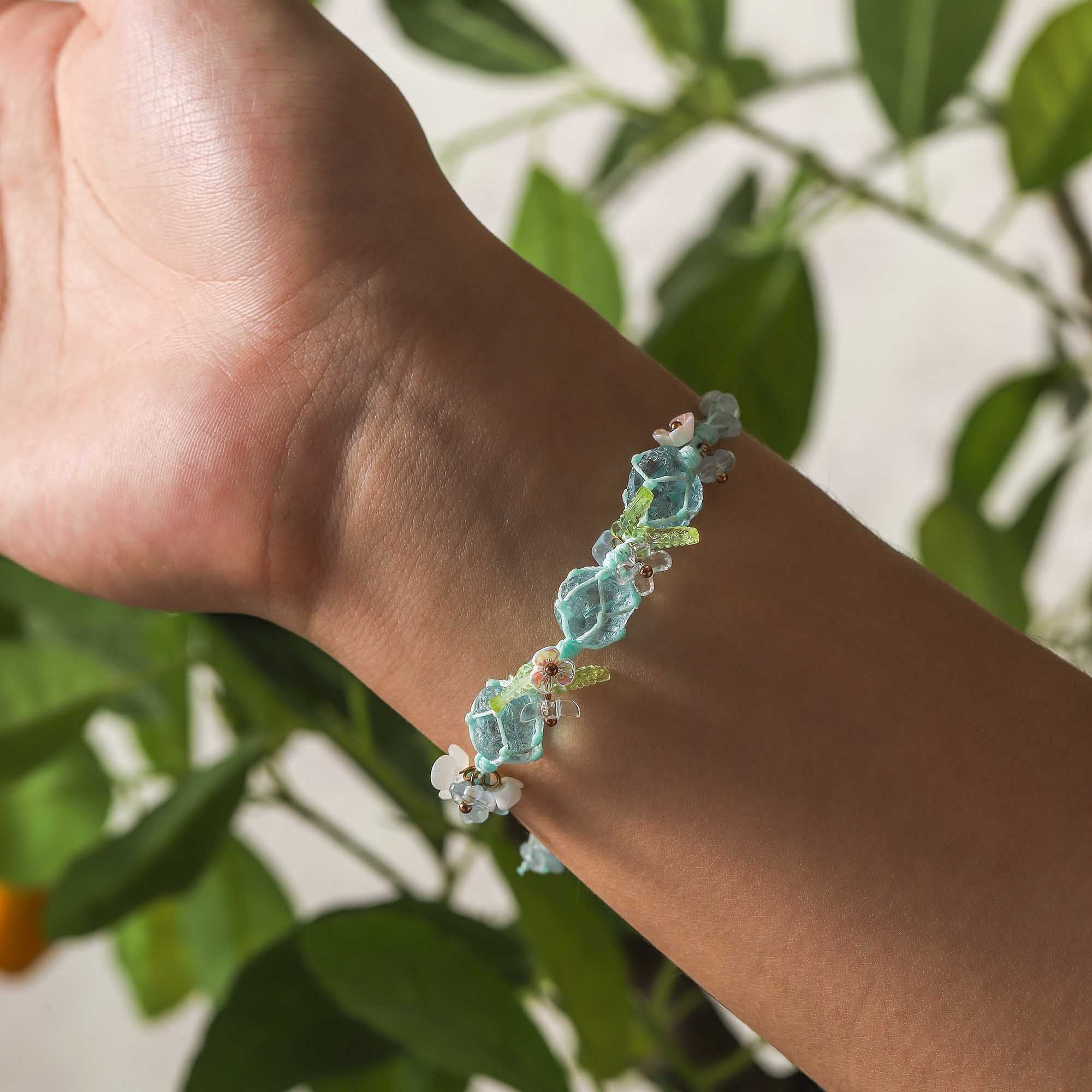 シーウィスパー – ブルークリスタルフローラルブレスレット