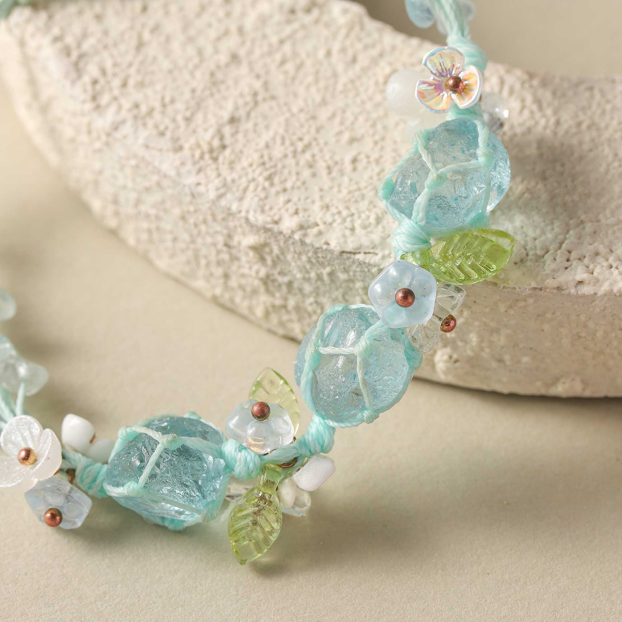 シーウィスパー – ブルークリスタルフローラルブレスレット